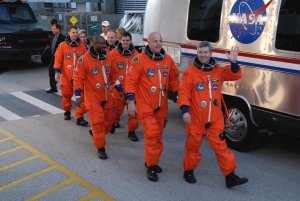 Besättningen. på väg in i Astrovanen inför färden till startplattan.