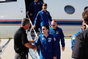 Besttningen anlnde till Kennedy Space Center p mndagskvllen, svensk tid.