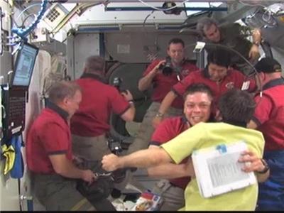 Besättningen ombord på ISS efter en två dagar lång resa.