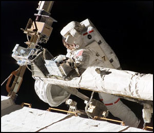 Foreman syns här arbeta med att fästa sensorbommen på ISS.