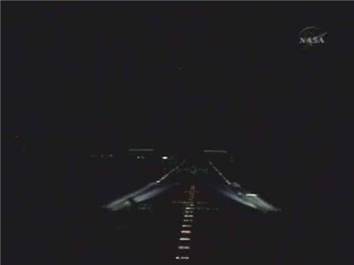 Pilotens utsikt strax innan landning. Till höger och vänster syns xenonlamporna.