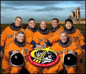 Besättningen från höger (främre raden) Dominic L. Gorie och  Gregory H. Johnson. från vänster (bakre raden) are astronauts Richard M. Linnehan, Robert L. Behnken, Garrett E. Reisman, Michael J. Foreman och Takao Doi.