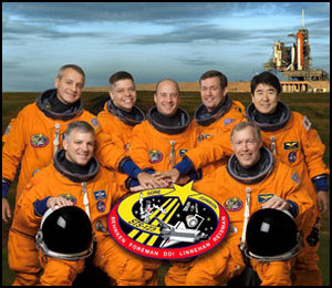 Besttningen frn hger (frmre raden) Dominic L. Gorie och  Gregory H. Johnson. frn vnster (bakre raden) are astronauts Richard M. Linnehan, Robert L. Behnken, Garrett E. Reisman, Michael J. Foreman och Takao Doi.