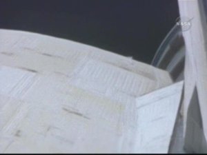 En panel syns har sticka upp fr�n skyddet �ver Discoverys navigeringssystem. Troligtvis ska det hela dock inte utg�ra n�gon st�rre fara d� panelen �r liten i storlek.