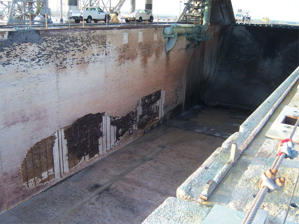 � denna bild syns tydligt hur betongplattor lossnat fr�n utrymmet under startraketerna