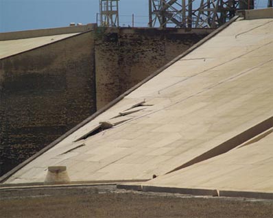 Betongplattor som lossnat p� en av slutningarna p� startplattan. I v�rsta fall kan det finns v�rre skador under plattorna.