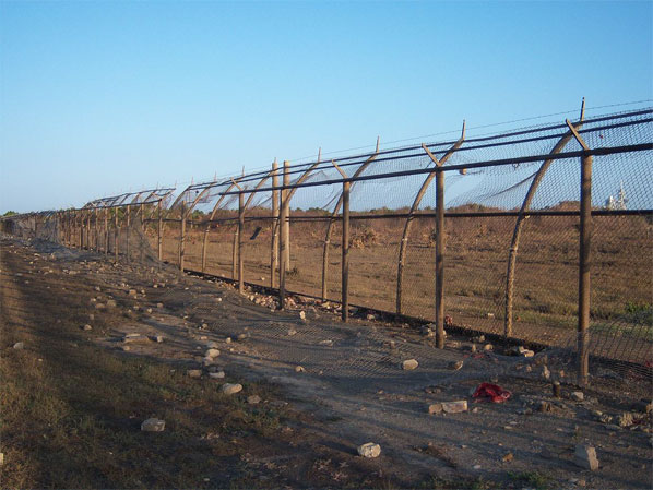 Staketet omkring startplattan har f�tt tagit mycket stryk. Det ligger �ven betongbitar sprida �ver ett stort omr�de och till och med i vattnet bakom startplattan.