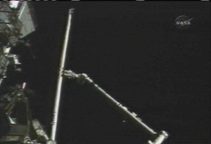 Discoverys sensorboom flyttas från ISS med hjälp av rymdstationens robotarm.