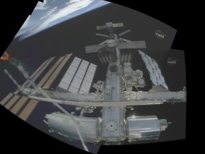 Ett flertal bilder av ISS ihopsatt till en. Lngst ner syns Kibomodulen till vnster och Columbusmodulen till hger.