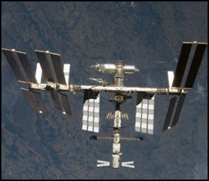 ISS fotograferad frn Discoverys strax efter utdockningen den 11 juni.