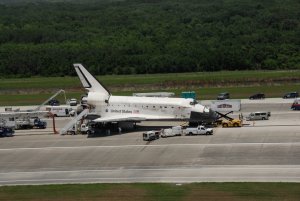 Discovery p� landningsbanan efter landningen.