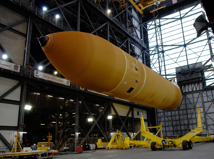 Br�nsletank nummer 128 strax innan den lyfts upp i vertikalt l�ge i monteringshallen.