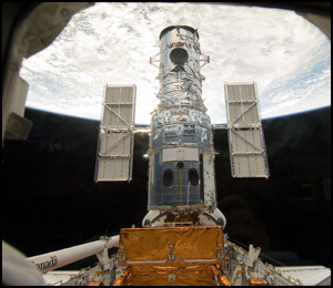 Hubbleteleskopet syns har i Atlantis lastutrymme.