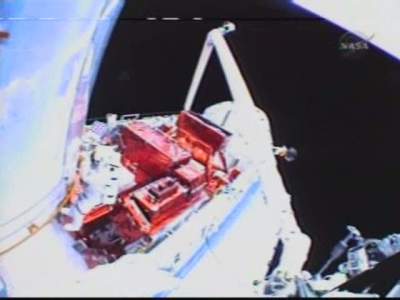 Vy via en av astronauternas hjälmkamror ner i Atlantis lastutrymme.