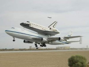Shuttle Carrier Aircraft och Atlantis lyfter från Edwards.