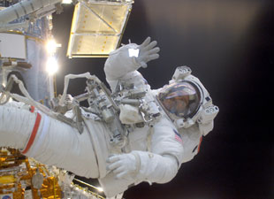 John Grunsfeld under STS-109s besök.