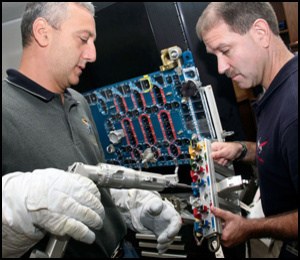 Mike Massimino (v�nster) och John Grunsfeld deltar i en tr�ningssession p� NASAs Johnson Space Center.