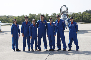 Besättningen efter ankomst till Kennedy Space Center.