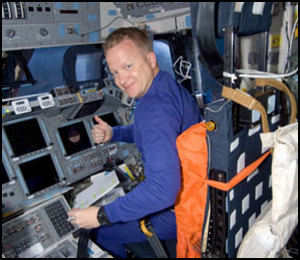 Pilot Eric Boe syns h�r p� Endeavours flygd�ck.
