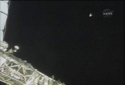 Det vita till v�nster om NASA-logon �r v�skan som �r p� v�g bort i v�rldsrymden.