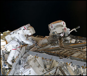 Stefanyshyn-Piper (v�nster) och Shane Kimbrough under den andar rymdpromenaden.