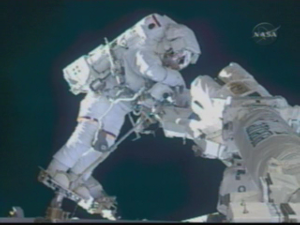 Kimbrough syns hr arbeta med rymdstationens robotarm.