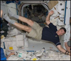 Steve Bowen passar p att utnyttja tyngdlsen ombord p ISS.