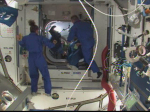 Endeavours bes�ttning l�mnar ISS.