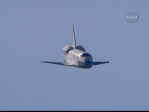 Endeavour under inflygning.