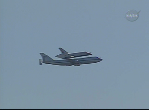 Transportplanet med Endeavour piggtback cirklar �ver JSC