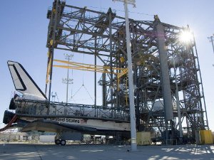 Arbete p�g�r med Endeavour. Senare i veckan kommer rymdf�rjan lyftas upp ovanp� NASAs specialbyggda Boeingplan.