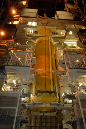 Den externa br�nsletanken och startraketerna i monteringshallen