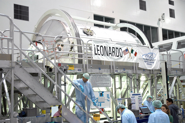 Fraktmodulen Leonardo f�rberedds inf�r flytten till startplattan