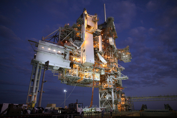 Transportcontainern hissas upp i servicetornet.