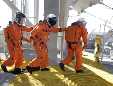 Delar av bes�ttningen p� v�g mot evakueringskorgarna.