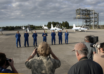 Flygplanen i bakgrunden, pressen i f�rgrunden och bes�ttningen d�remellan.