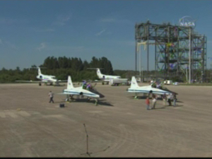 Bes�ttningen anl�nder till Kennedy Space Center.