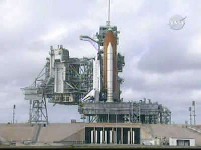 Endeavour p� startplattan redo inf�r nattens uppskjutning.