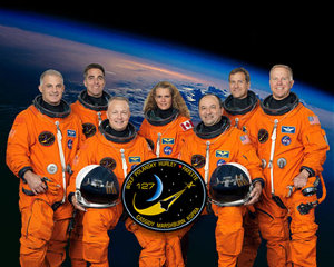 Besättningen. Främre raden Mark Polansky (höger) och Doug Hurley. Bakre raden från vänster; Dave Wolf, Christopher Cassidy, Canadian Space Agency's Julie Payette, Tom Marshburn och Tim Kopra.