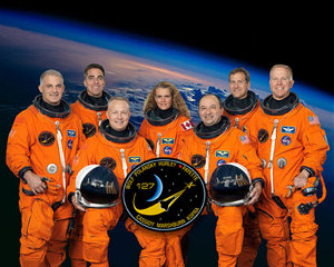 Besttningen. Frmre raden Mark Polansky (hger) och Doug Hurley. Bakre raden frn vnster; Dave Wolf, Christopher Cassidy, Canadian Space Agency's Julie Payette, Tom Marshburn och Tim Kopra.