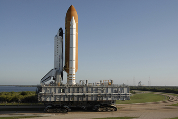 Endeavour p� v�g mot startplatta 39A.