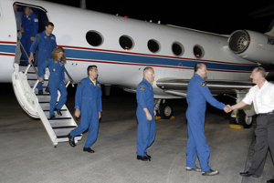 Bes�ttningen anl�nder till Kennedy Space Center.