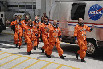 Astronauterna p vg ut infr tisdagens uppskjutningsfrsk.