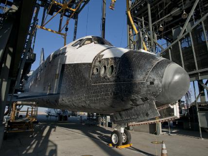 Discovery står under den ställning som används för att hissa upp rymdfärjan inför fastsättningen på Boeingplanet.
