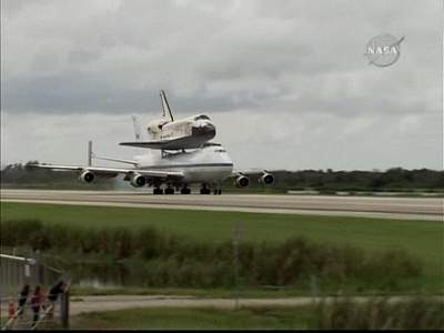 SCA och Discovery landar p Kennedy Space Center.