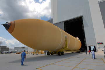 Den externa br�nsletanken k�rs in i monteringshallen.