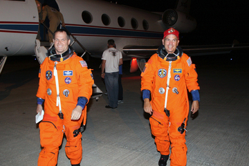 Rick Sturckow (hger) och Kevin Ford syns hr efter en vningsflygning med Shuttle Training Aircraft.