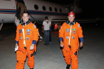 Rick Sturckow (h�ger) och Kevin Ford syns h�r efter en �vningsflygning med Shuttle Training Aircraft.