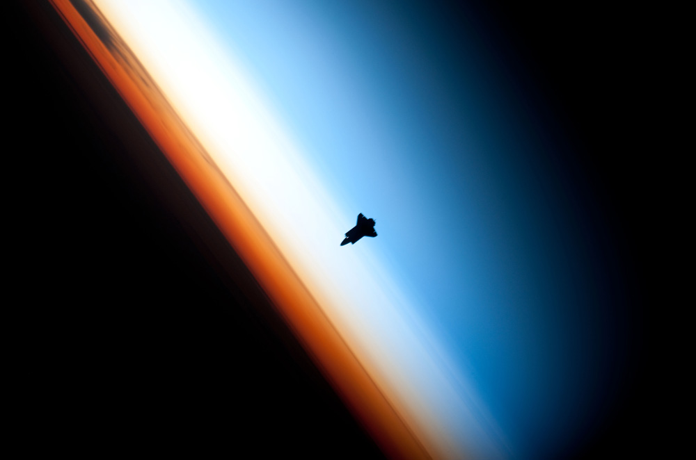 Endeavour fotograferad från ISS strax innan dockningen.