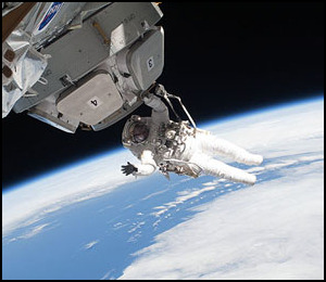 Cupola och Patrick under rymdpromenad 3.